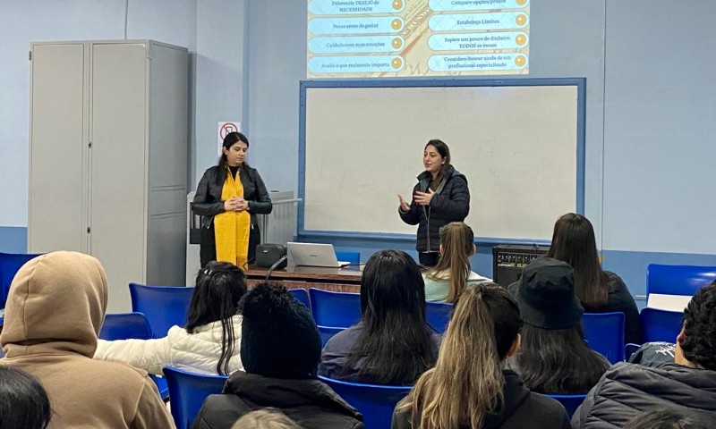 Alunos do Projeto de Extensão I realizam palestra e apresentação de pesquisa sobre Orçamento Familiar e Planejamento Financeiro na Escola Anchieta