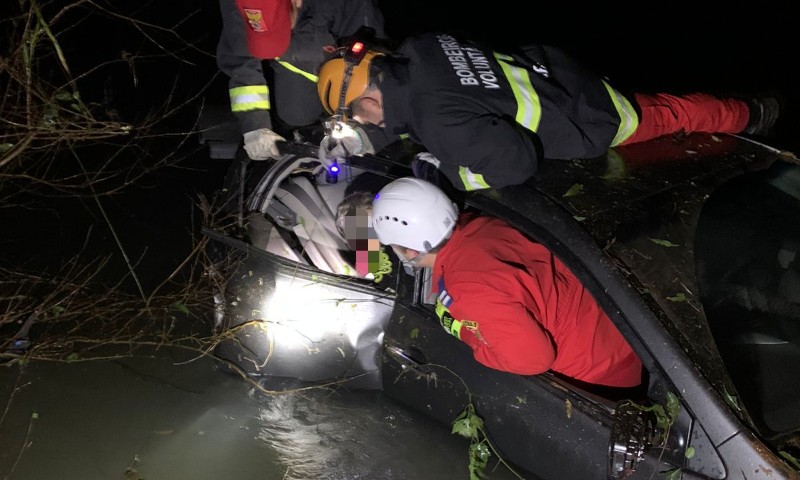 Veículo despenca de barranco de aproximadamente 30 metros, na ERS 324, em Vila Maria