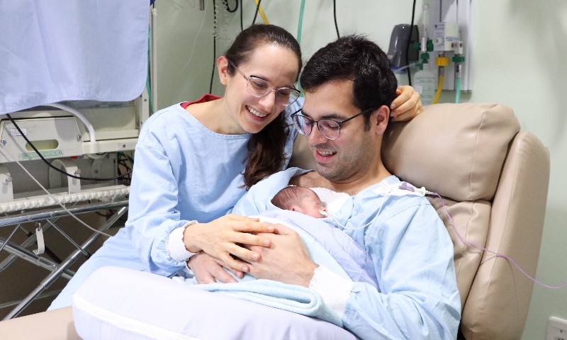 Novembro Roxo: mês da prematuridade incentiva o contato pele a pele entre pais e bebê
