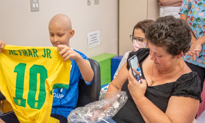 Neymar e Rochet somam esforços com equipes do HCPA em surpresa para menino com leucemia