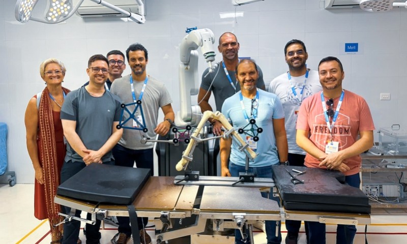 Dr. Márcio Mezzomo participa de imersão sobre artroplastias de joelho no Meril Academy na Índia