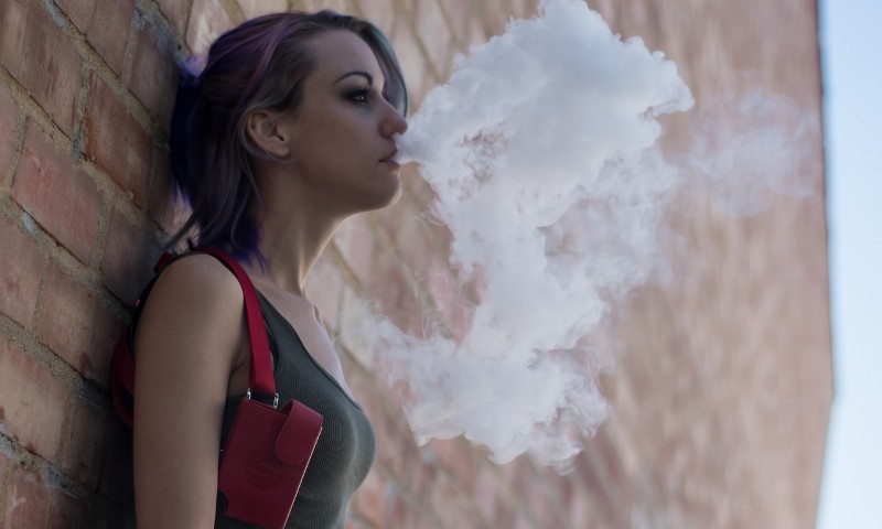 Anvisa atualiza regulação de cigarro eletrônico e mantém proibição