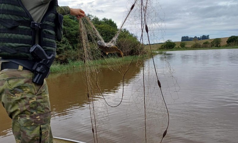 Brigada Militar apreende materiais usados em pesca predatória na Barragem de Ernestina