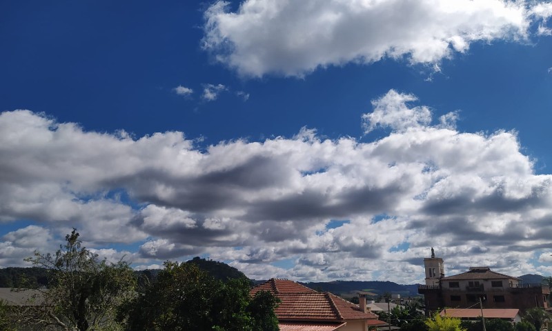 Ar frio impulsionado por ciclone começa a ingressar no sul do Brasil
