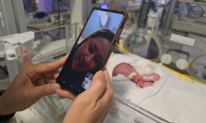 Cuidado humanizado, em vídeo e ao vivo, reúnem mãe e filho