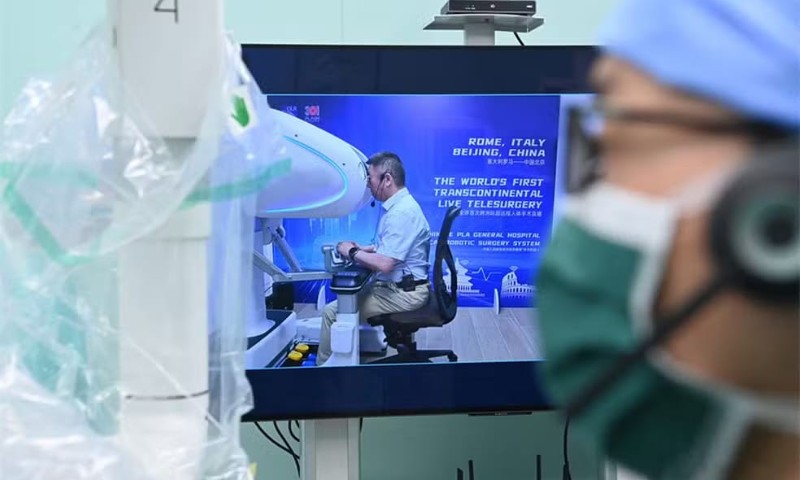 TECNOLOGIA: Médico realiza transplante há 8 mil km de distância