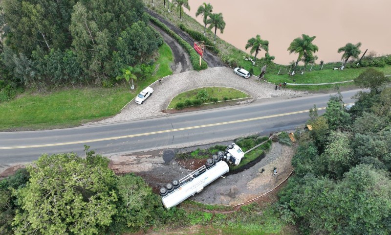 Brigada Militar atende acidente com derramamento de Biodiesel na ERS 324