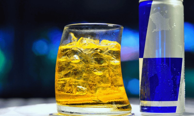 SAÚDE: Misturar energético com álcool não é uma boa ideia