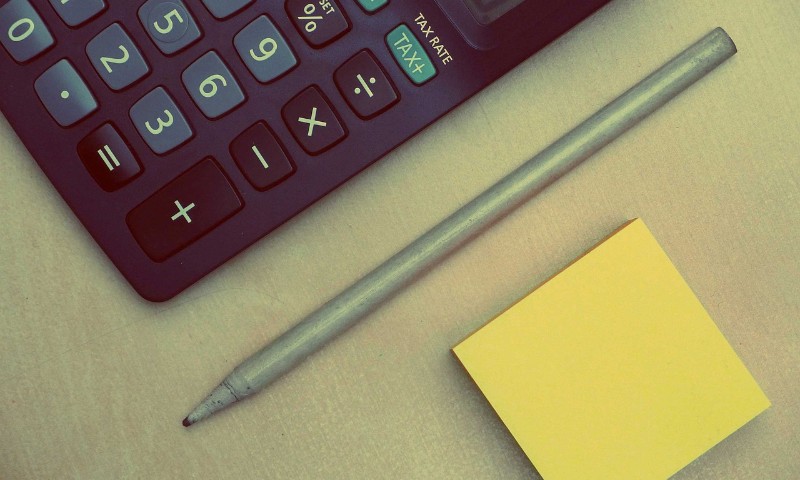 Em 20% dos municípios do Brasil, alunos do 5º ano da rede pública não sabem somar moedas de R$ 0,50 ou converter 1 hora em minutos