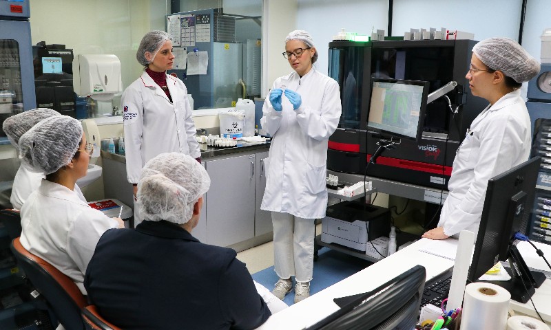 Novo equipamento agiliza o teste do sangue que precisa chegar ao paciente