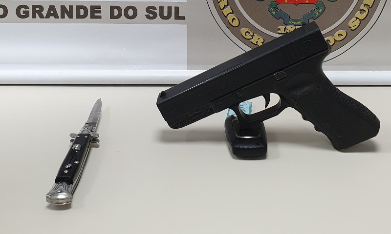 Marau: aluno de escola é flagrado com simulacro de pistola, arma branca e cocaína