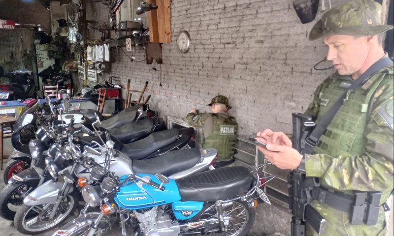 Brigada Militar fiscaliza Oficinas Mecânicas, em Passo Fundo