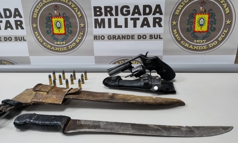 Gentil: homem é flagrado com revólver, munições e facão