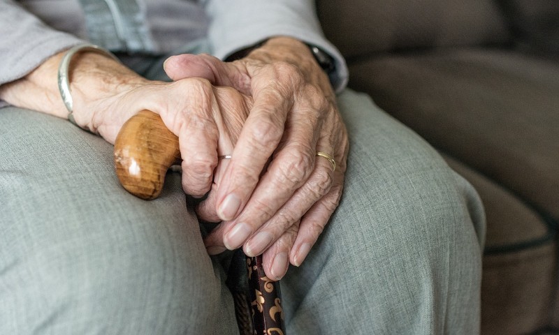 Expectativa de vida ao nascer no Brasil sobe para 76,4 anos em 2023