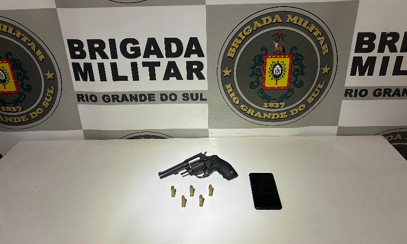 Brigada Militar prende homem por porte ilegal de arma de fogo de uso restrito em Guaporé