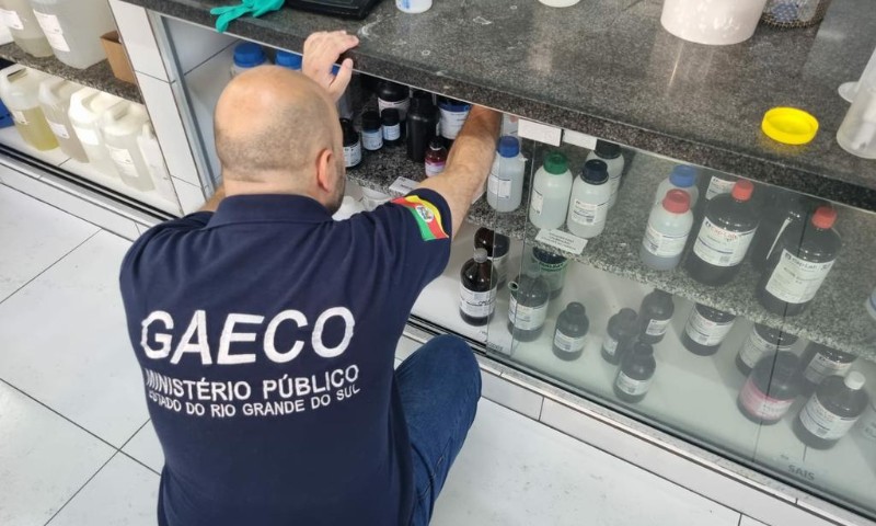 Operação Leite Compen$ado 13 – “O ALQUIMISTA”: MPRS identifica produção com soda cáustica, água oxigenada e até pelos