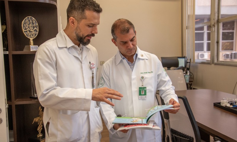 Pediatra do HCPA é autor de livros infantis gratuitos sobre segurança do paciente