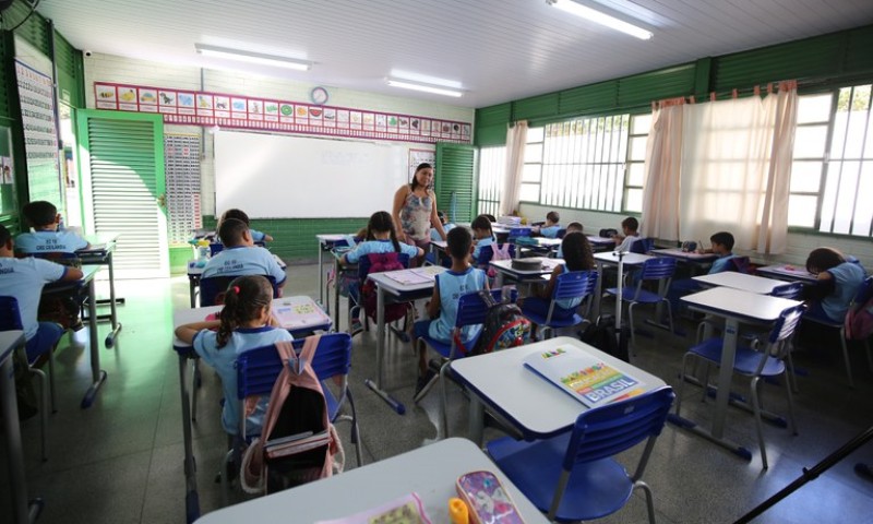 ENSINO: Piso salarial dos professores é reajustado para R$ 4.867,77