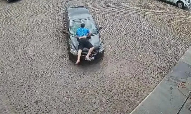 POLÍCIA: Mulher anda com ex em capô de carro e chama a atenção em Caxias do Sul