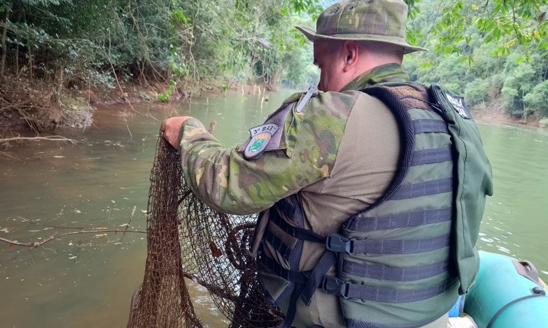 Brigada Militar apreende petrechos, usados para a pesca ilegal, no Rio Passo Fundo