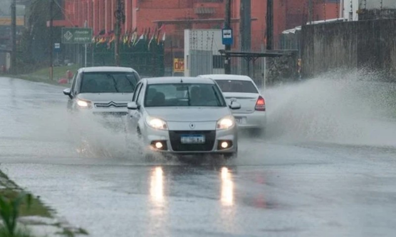CLIMA: Frente fria com chuva forte e vendavais acabará com onda de calor no RS