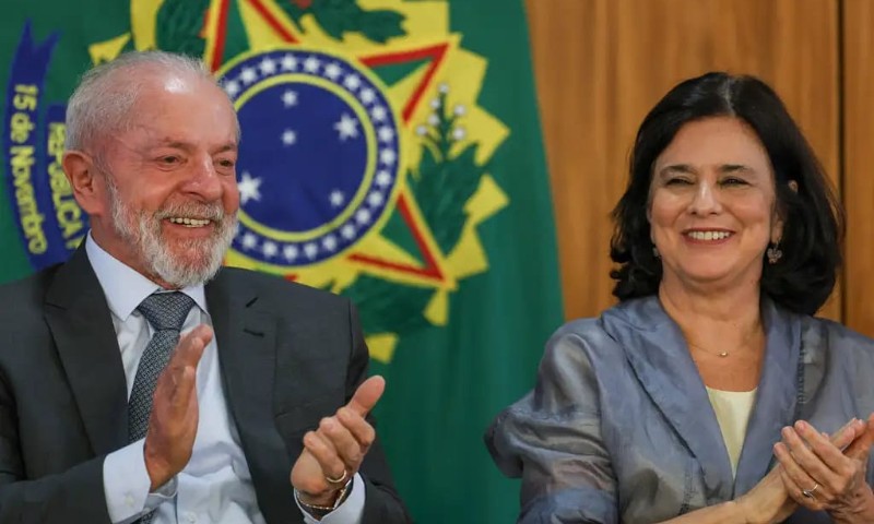 BRASIL: Ministra da Saúde é demitida e Padilha vai assumir