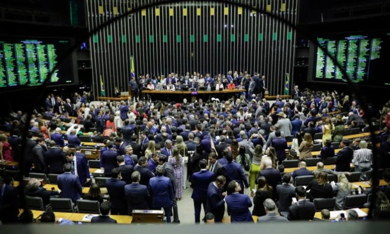 BRASIL:  Você sabe quantos trabalhadores são necessário para pagar 1 deputado federal?