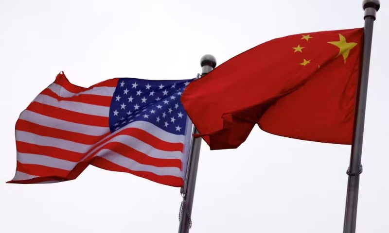 ECONOMIA: Dólar encosta nos R$ 6 após novo tarifaço de Trump contra a China