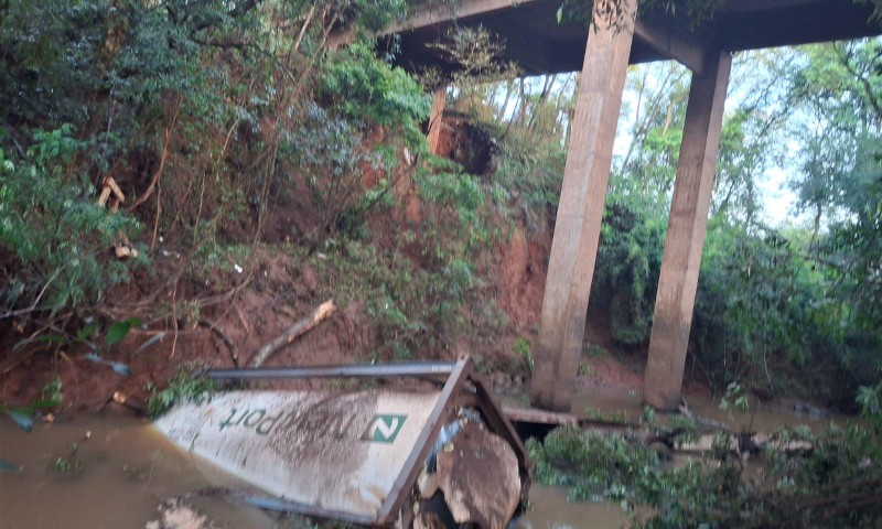 Brigada Militar atende acidente de trânsito com transporte de produto perigoso na RS 153