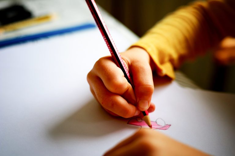 Uma em cada 10 crianças de 4 e 5 anos não vai à escola em 876 cidades. Ensino nessa idade é obrigatório