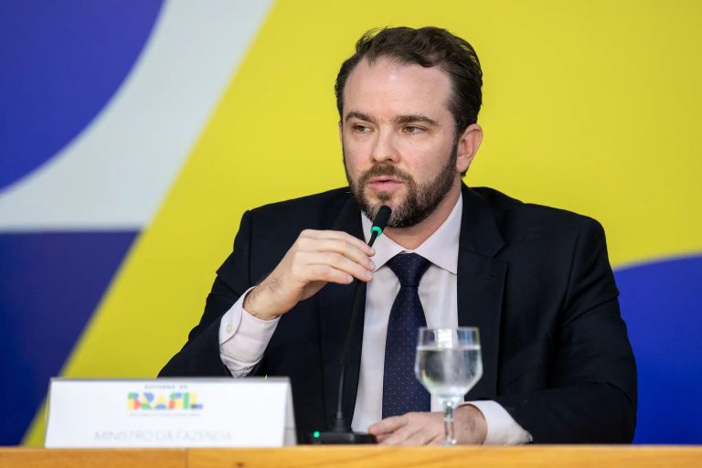 ECONOMIA: O governo vai conseguir aliviar as dívidas dos brasileiros?
